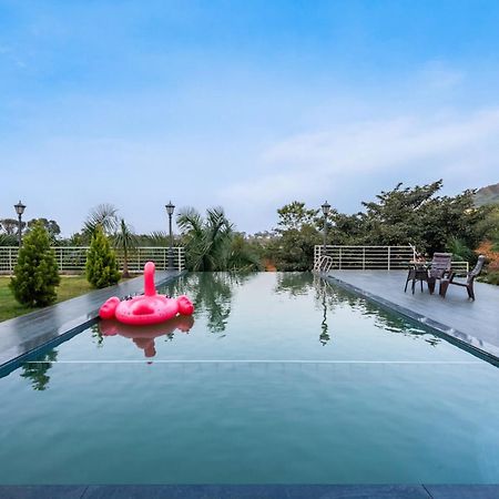Stayvista At Banyan Bliss With Pool, Bonfire & Lawn Nāsik Eksteriør bilde